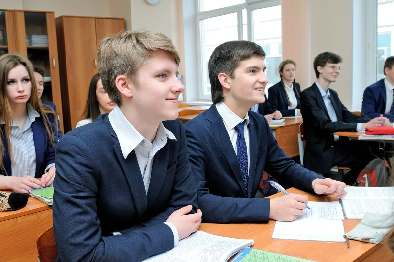 Старшеклассники за партой