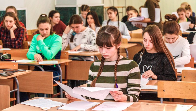 Ученики в школе старшеклассники