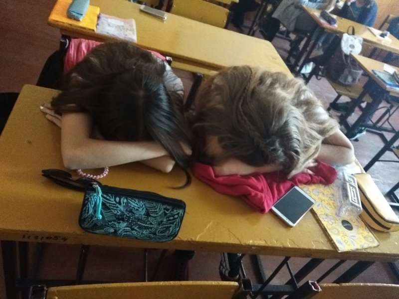 Девушка спит на парте