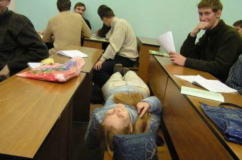 Студент спит на паре
