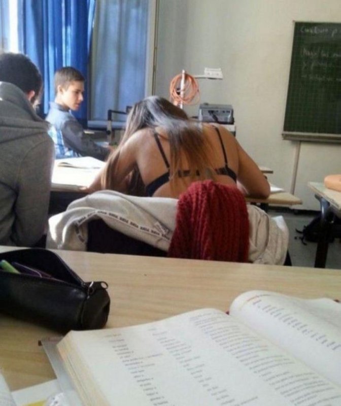 Студентка декольте на паре