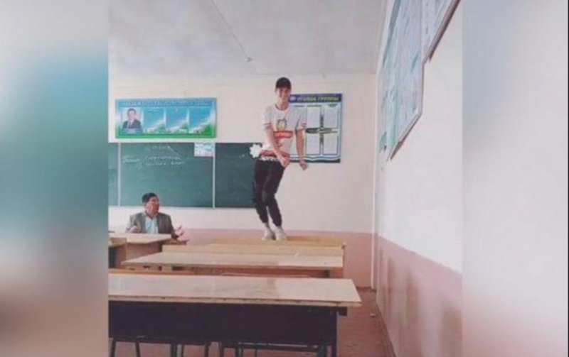 Танцы в классе на парте