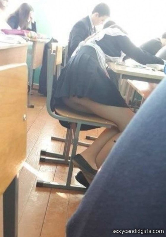 Трусики одноклассниц в школе