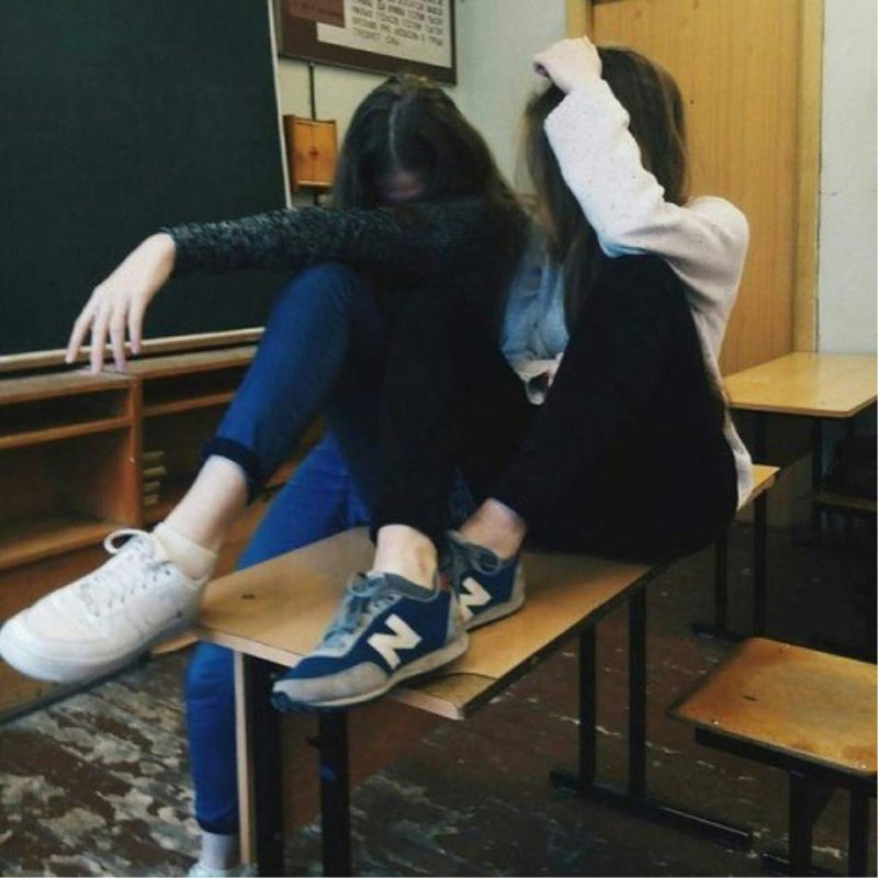 Девушка в школе без лица