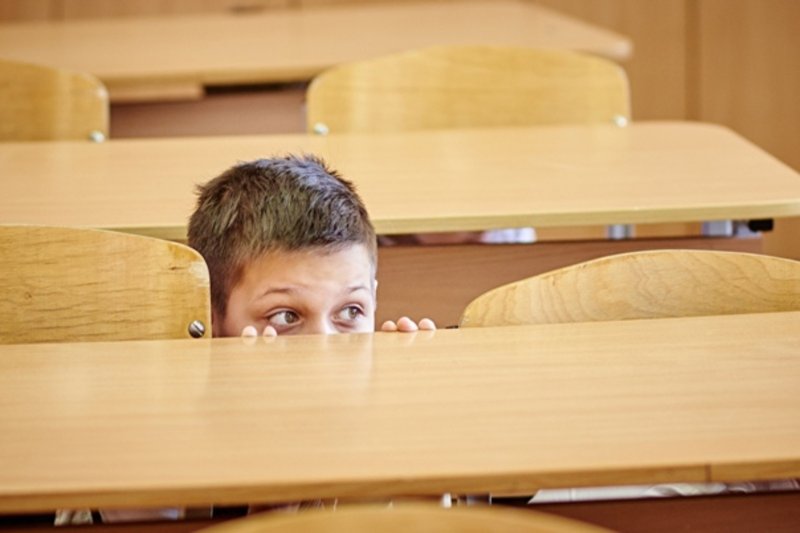 Мальчик под партой