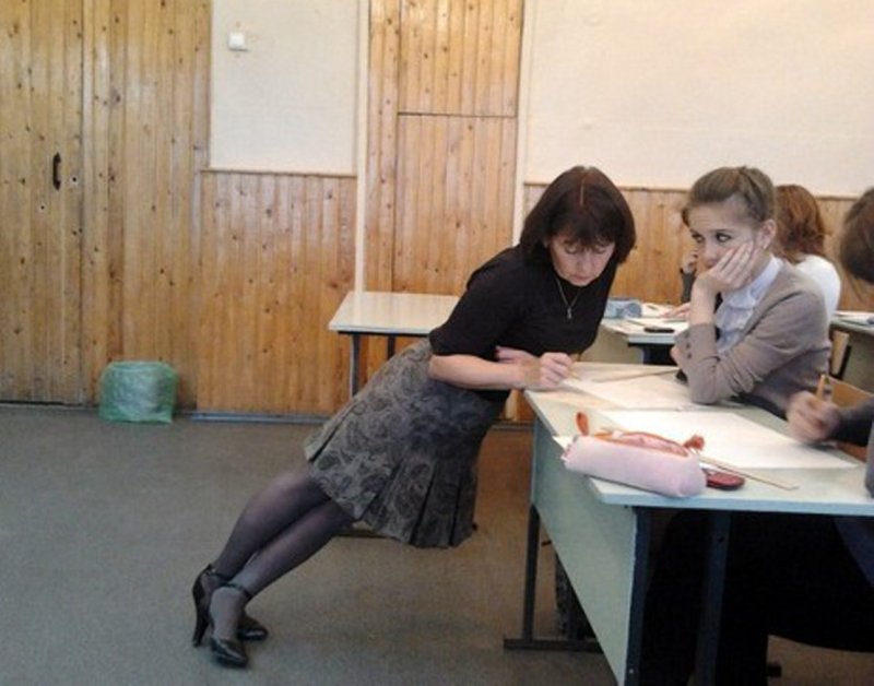 Ноги учительницы на уроке