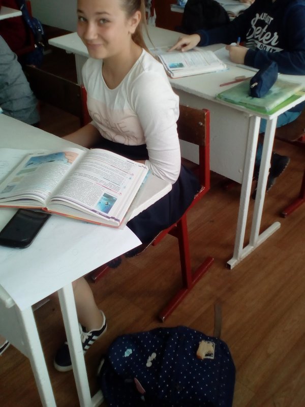 Под партой на уроке