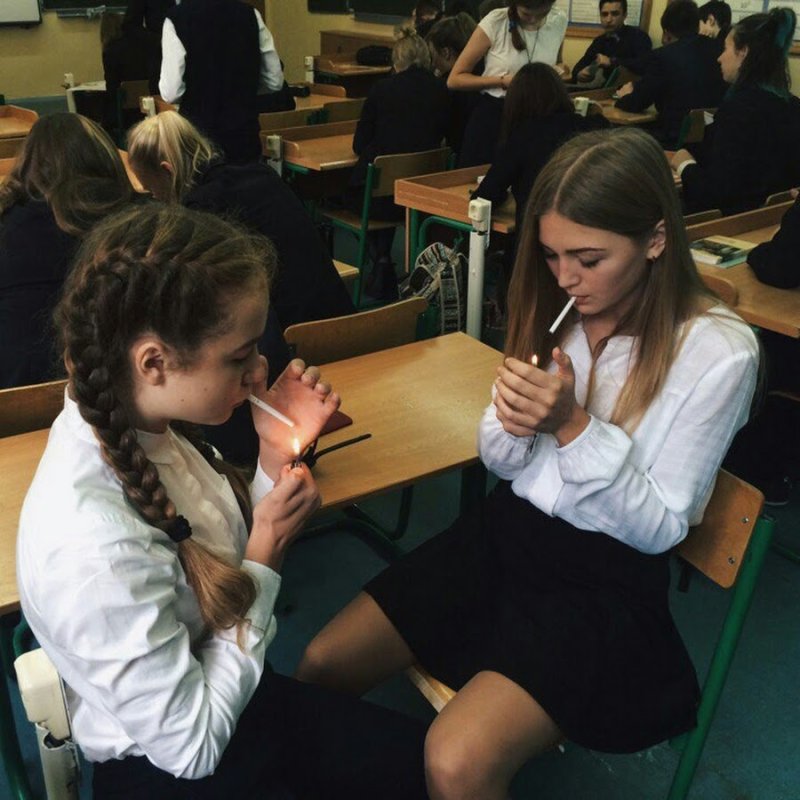 Девчонки в школе за партой