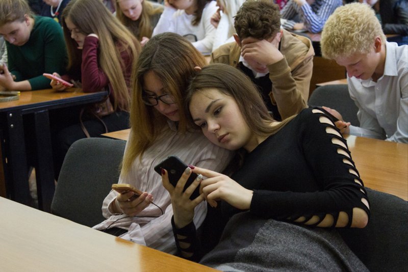 Школьник с телефоном