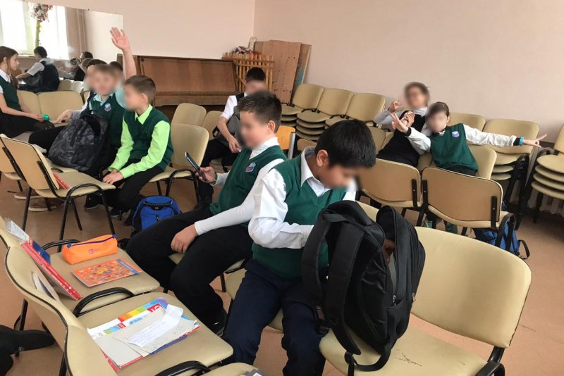 Школа парты ученики