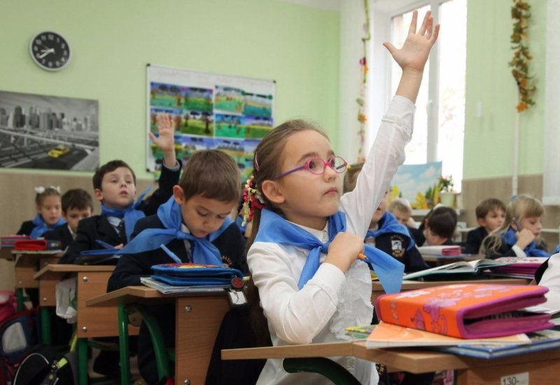 Ученики приветствуют учителя в школе