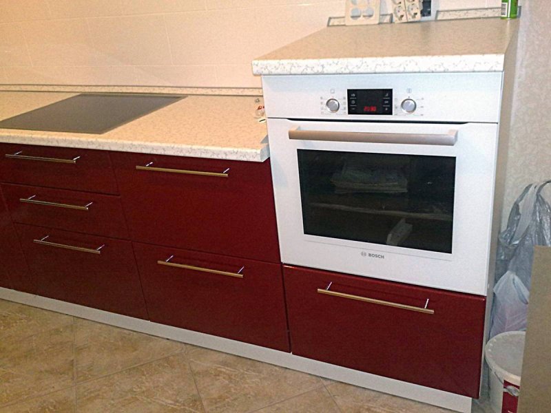 Духовой шкаф в белой кухне