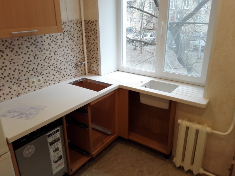 Кухня 5 кв метров хрущевка раковина у окна