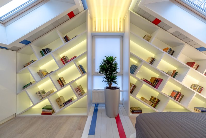 Книжные стеллажи в мансарде