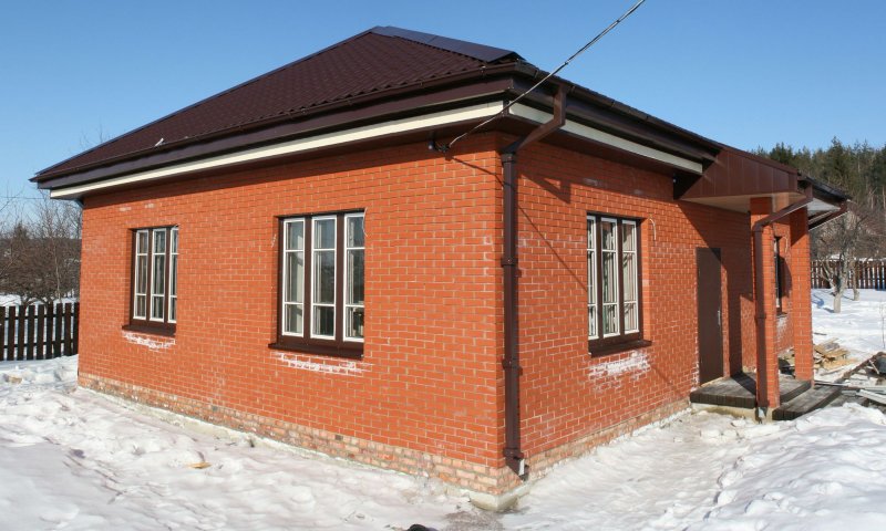 Одноэтажный дом из красного кирпича