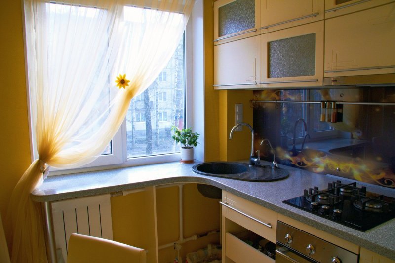 Малогабаритные кухни с окном