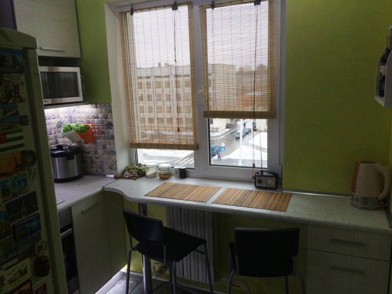 Стол-подоконник на маленькой кухне