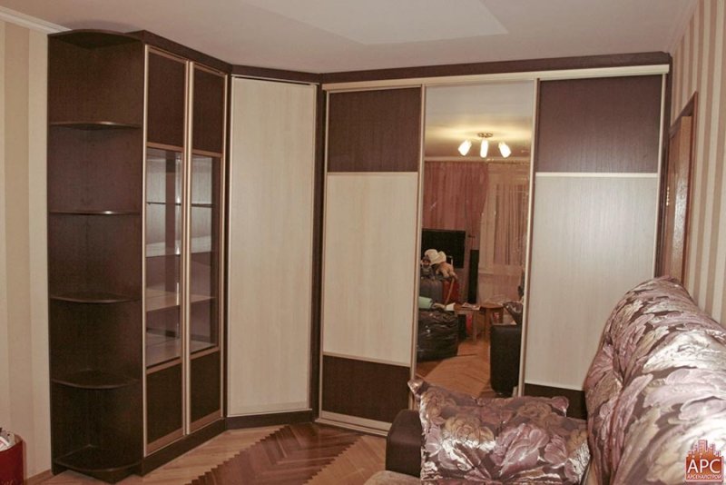 Угловой шкаф-купе в гостиную