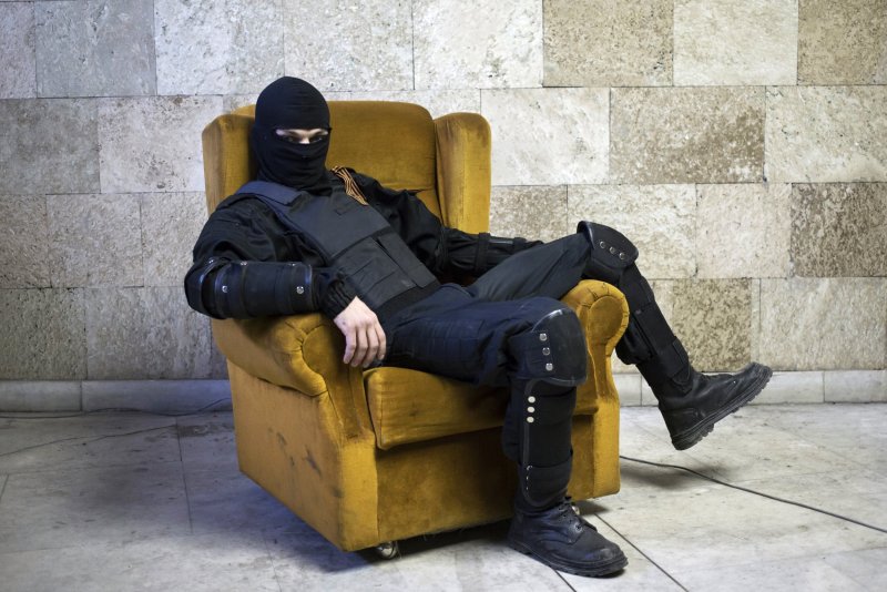 Мужик сидит в кресле