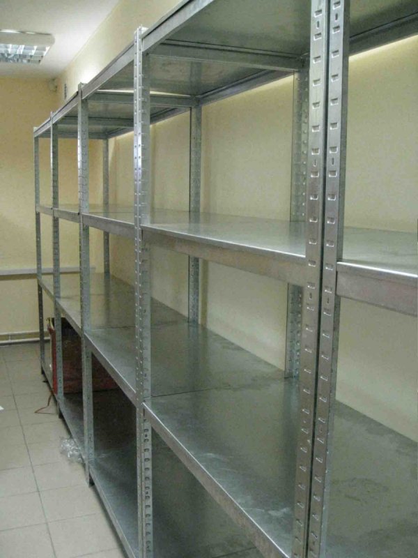 Подвесные полки в гараже