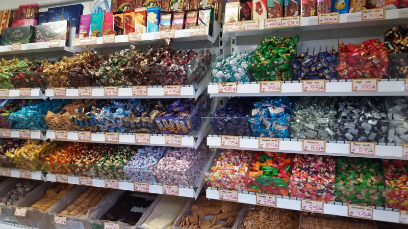 Прилавок с конфетами