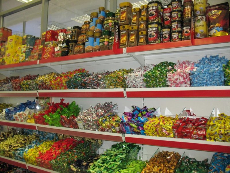 Прилавки кондитерских магазинов
