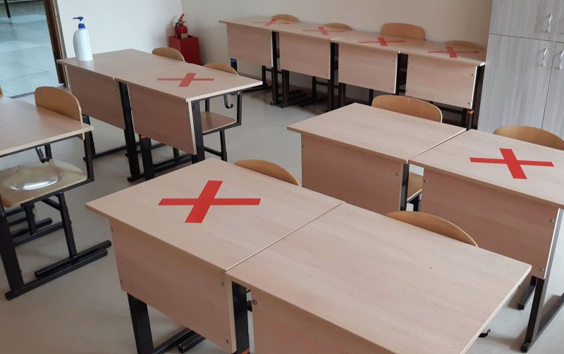 Пустые парты в школе