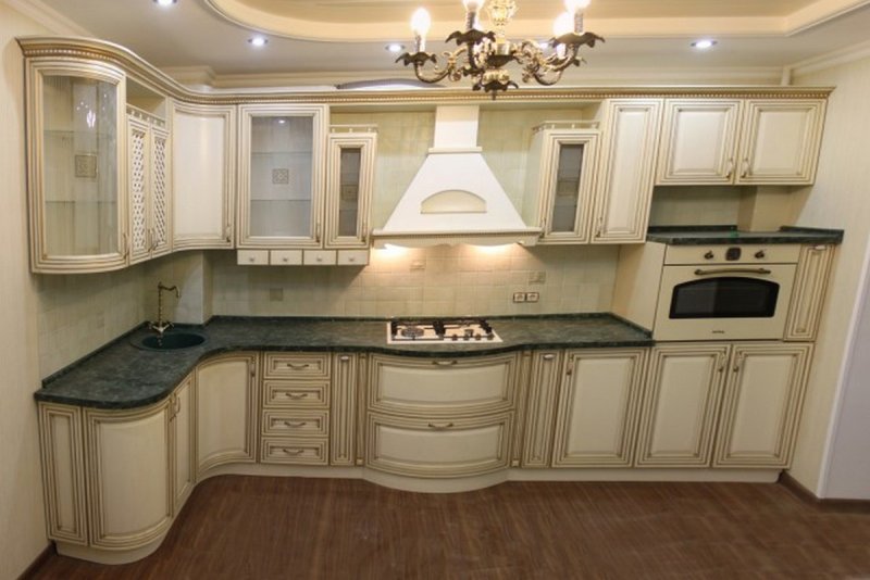Кухня слоновая кость с патиной