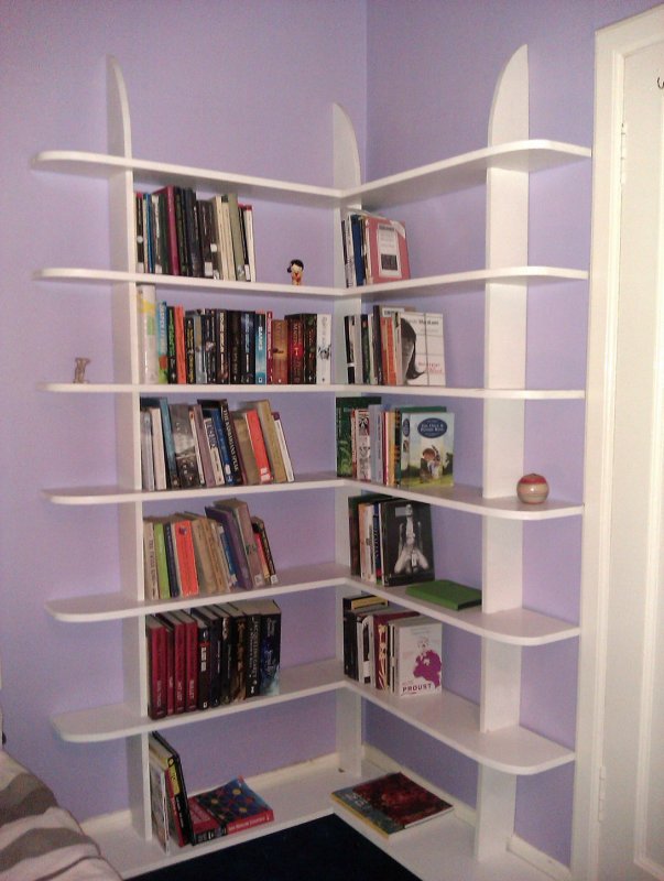 Угловые книжные полки