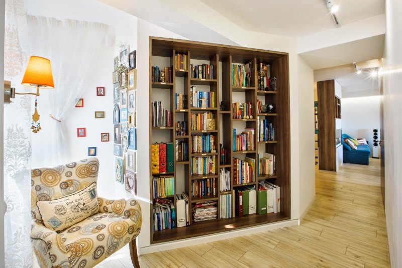 Стеллаж с книгами в интерьере