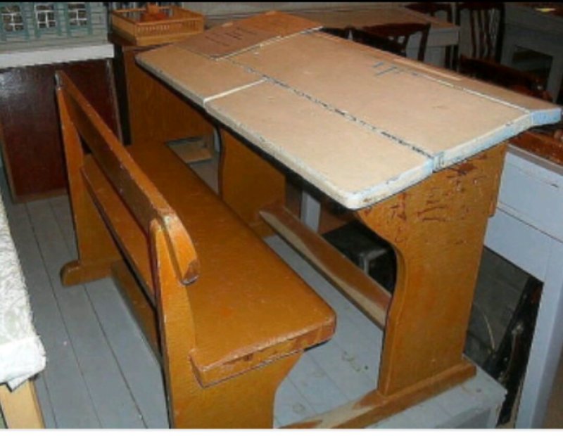 Памятник парте в Варшаве