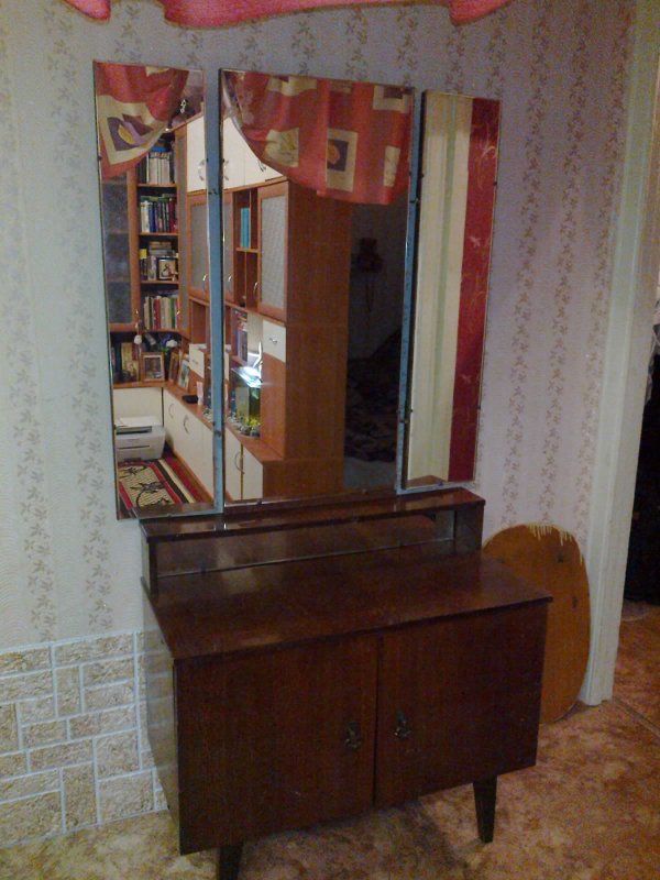Косметический столик из дерева