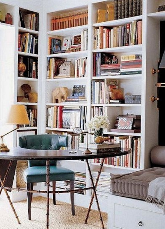 Книжный стеллаж в маленькой комнате