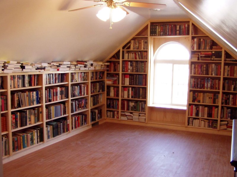 Книжные полки в мансардной комнате