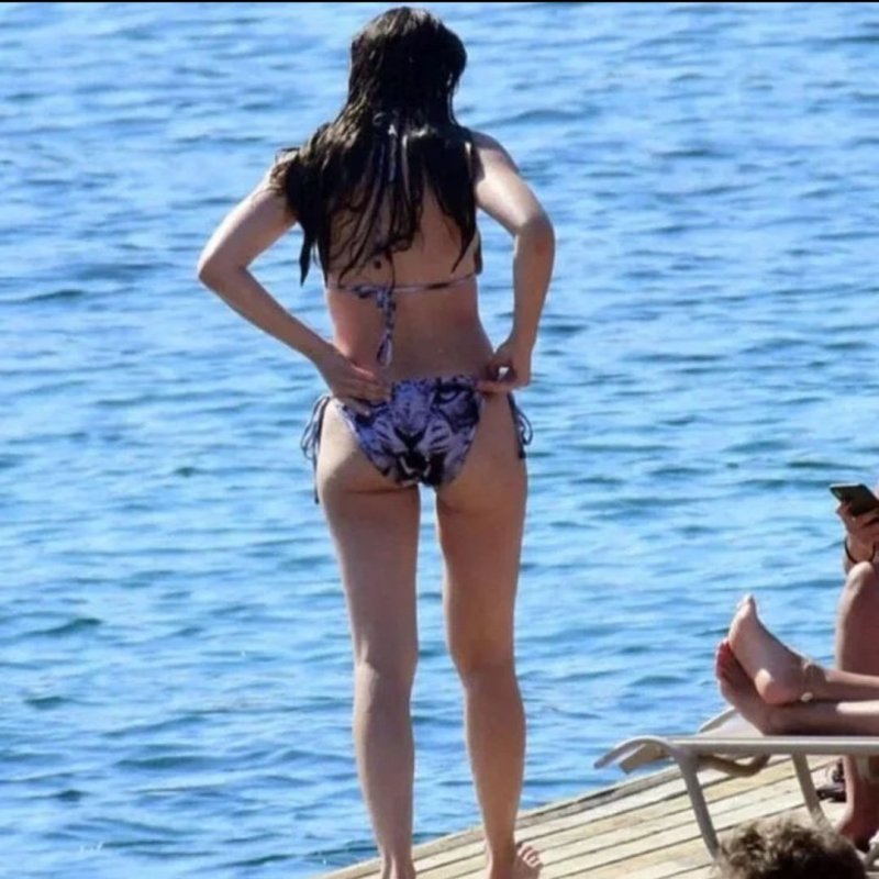 Özge Törer на пляже