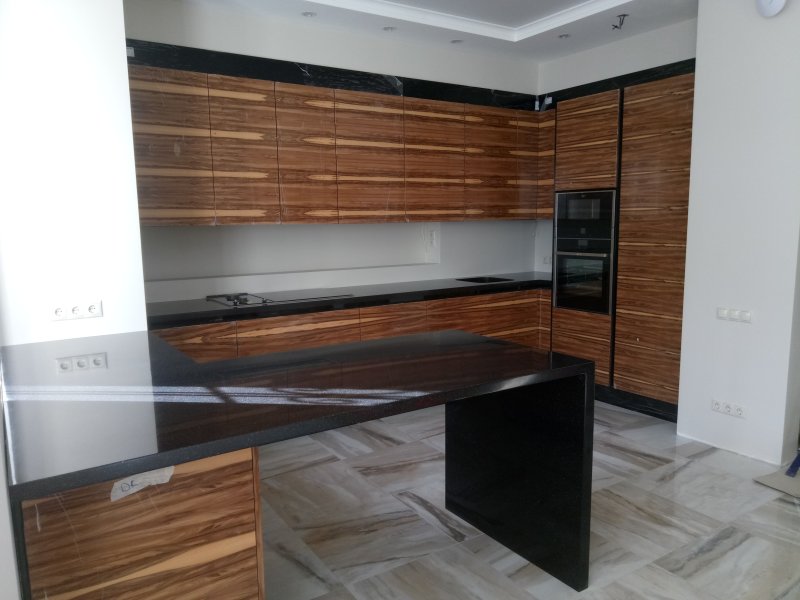 Кухни с камнем Dupont