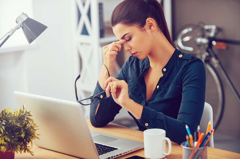 Девушка на работе в офисе