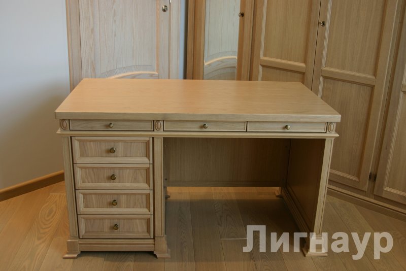 Стол однотумбовый с пилястрами