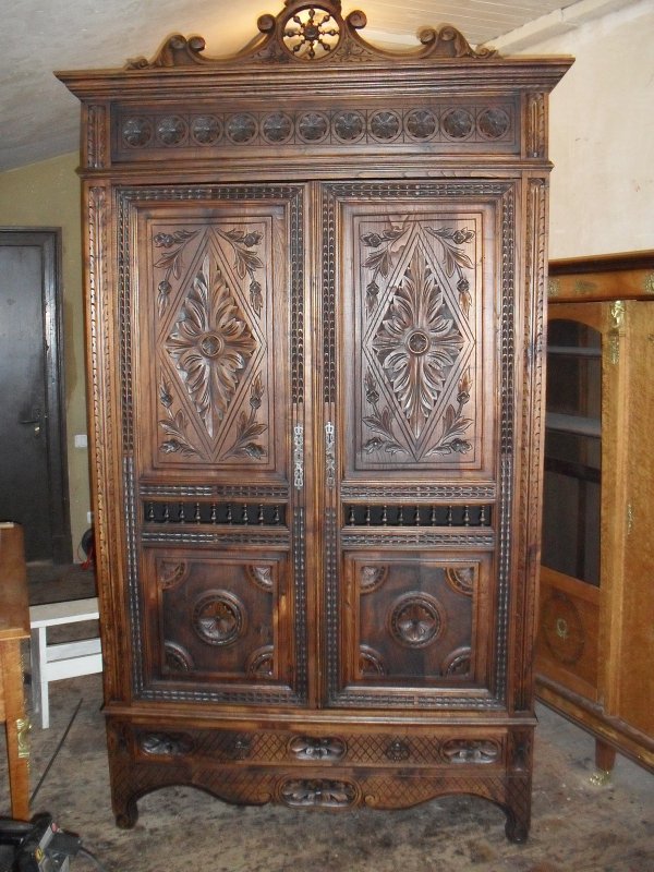 Старинный шкаф