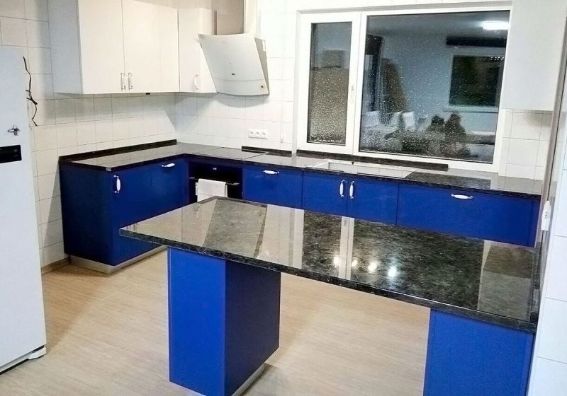 Синяя кухня с белой столешницей