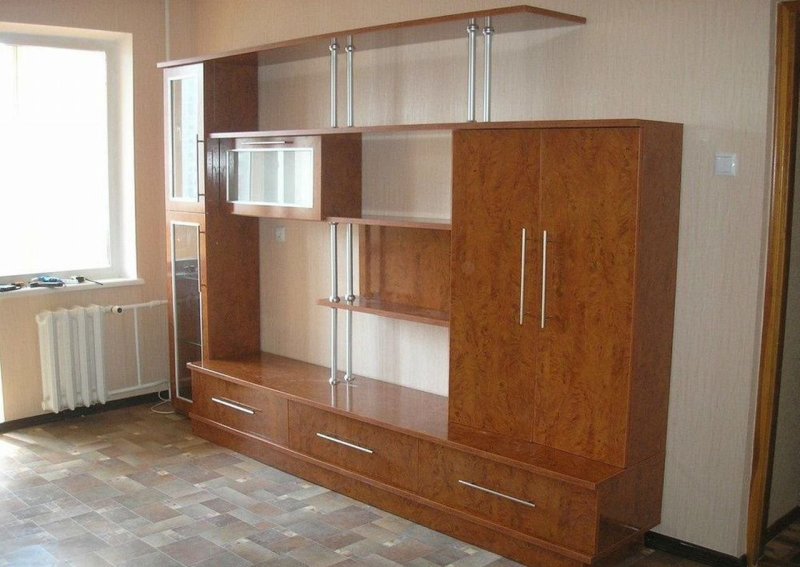 Собирает мебель