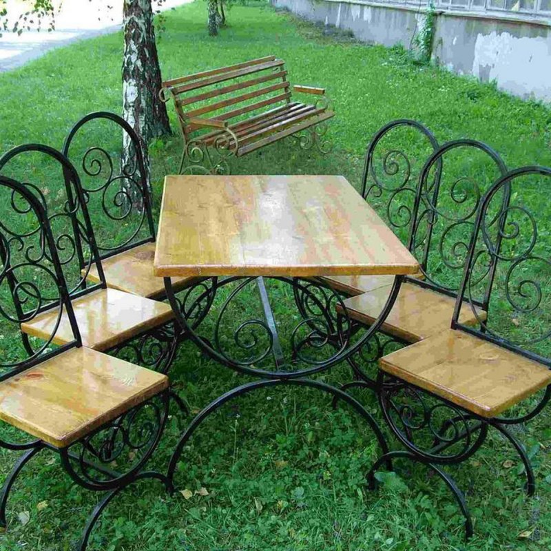 Необычные столы из металла