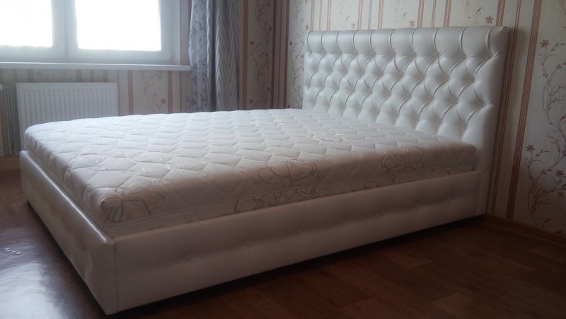 Двуспальная белая кровать с каретной стяжкой