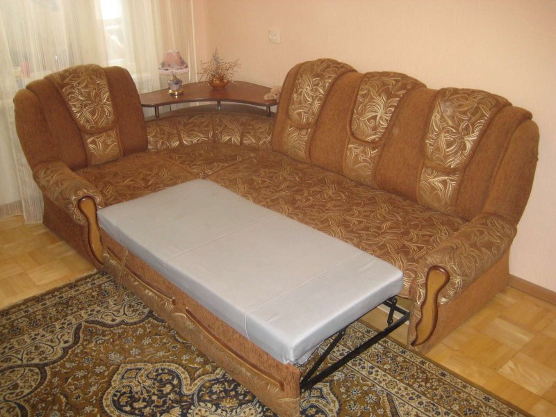 Угловой диван в хорошем состоянии
