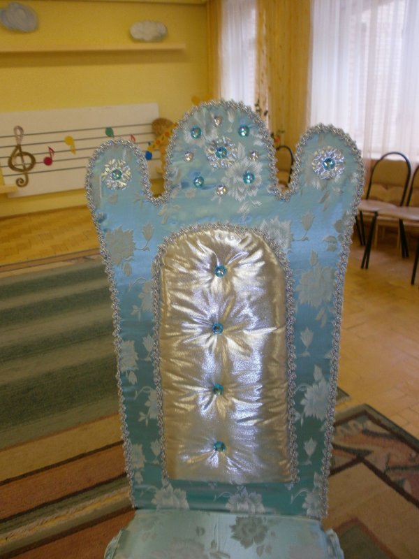 Украсить стул для Деда Мороза