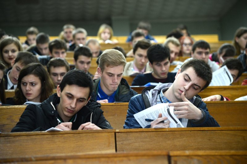 Ученики в школе старшеклассники