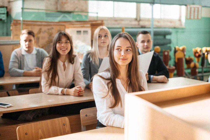 Студент и преподавательница