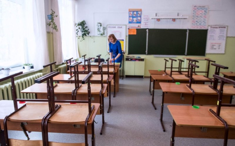 Пустые парты в школе