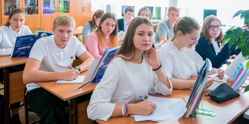 Старшеклассники в школе на уроке