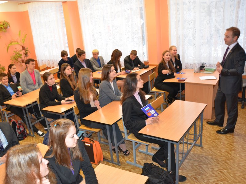 Дети за партой в школе пишут